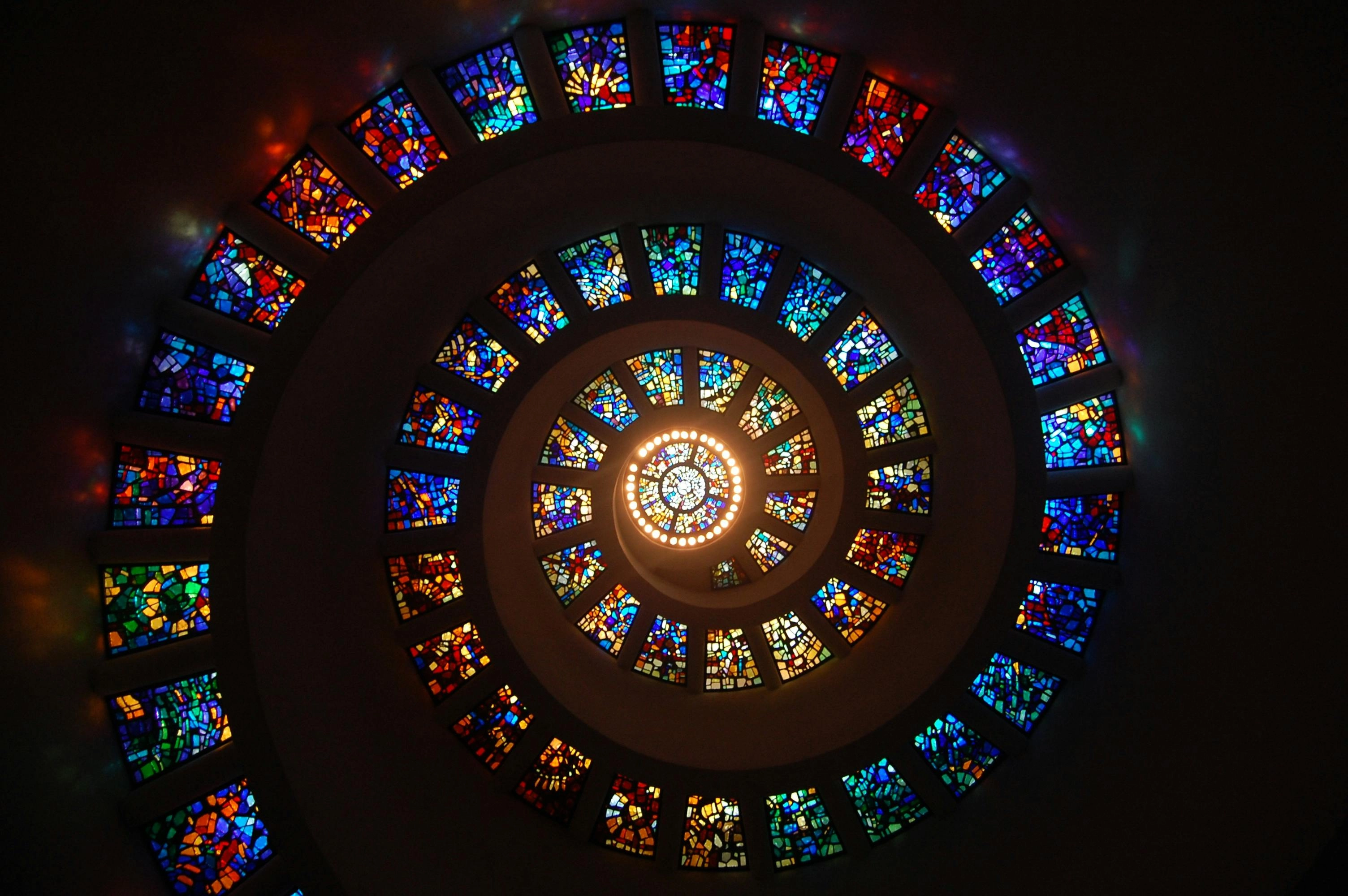 Worms Eye View Von Spiral Buntglas Dekoren Durch Das Dach