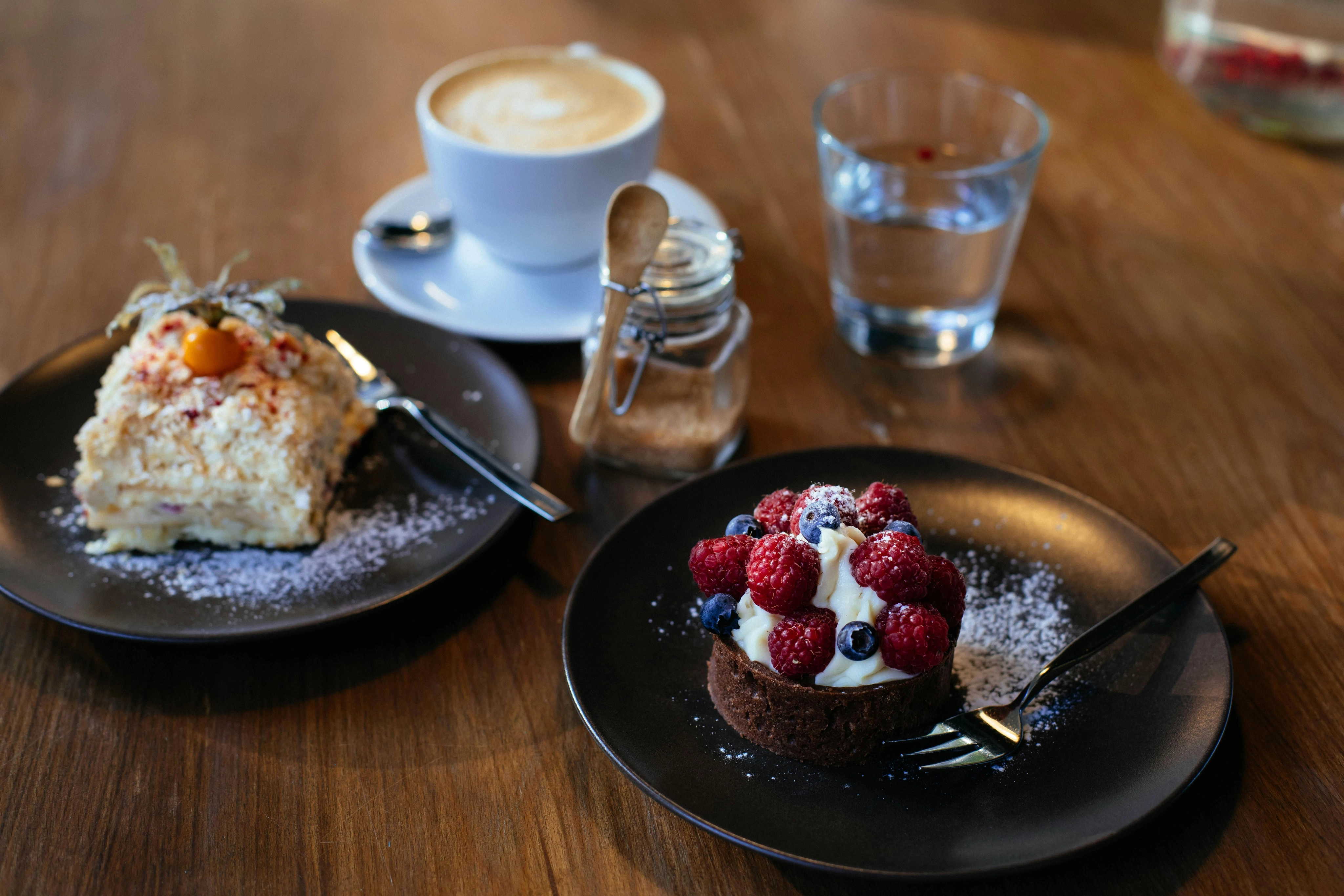 Zwei Kuchen Auf Tellern