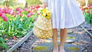 Frau, Die Braunen Korb Mit Gelben Blumen Hält