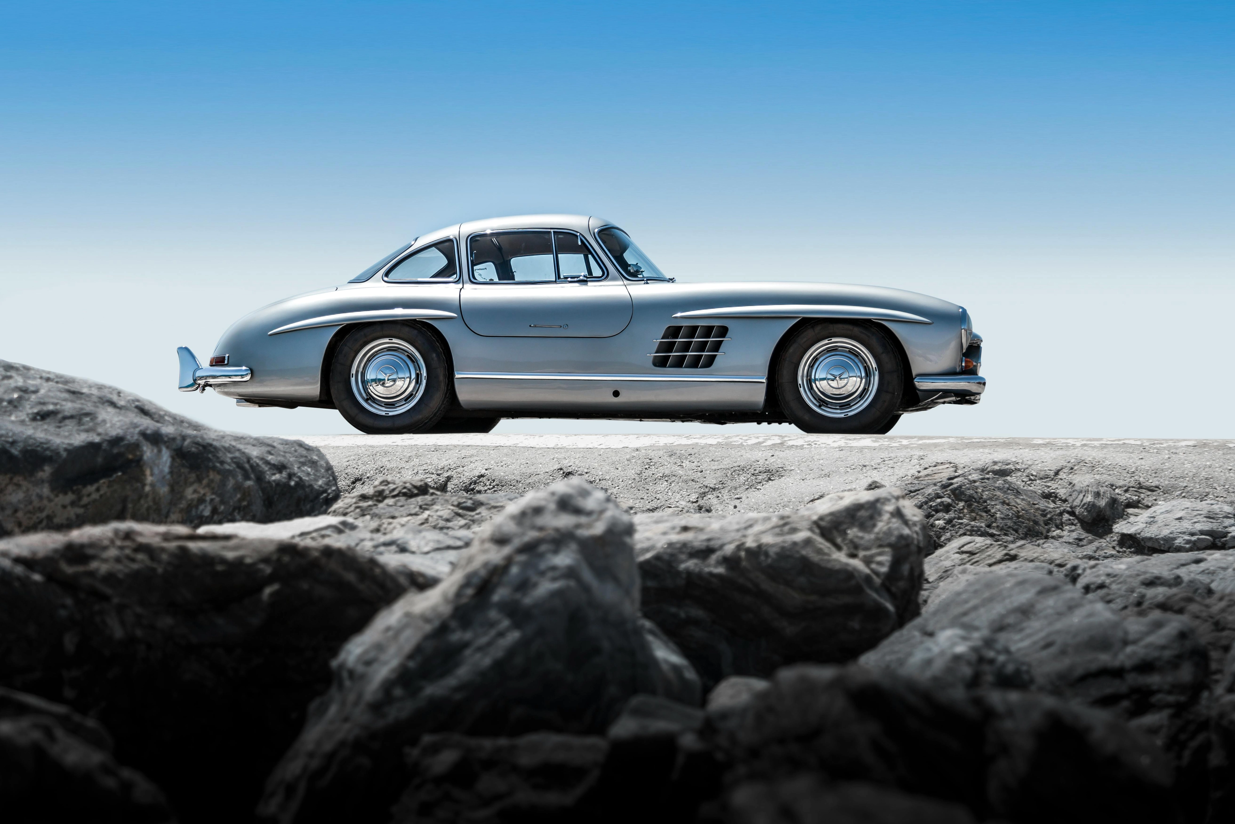Der klassische Mercedes 300SL, aufgenommen vor einem klaren blauen Himmel, zeigt sein zeitloses Design.
