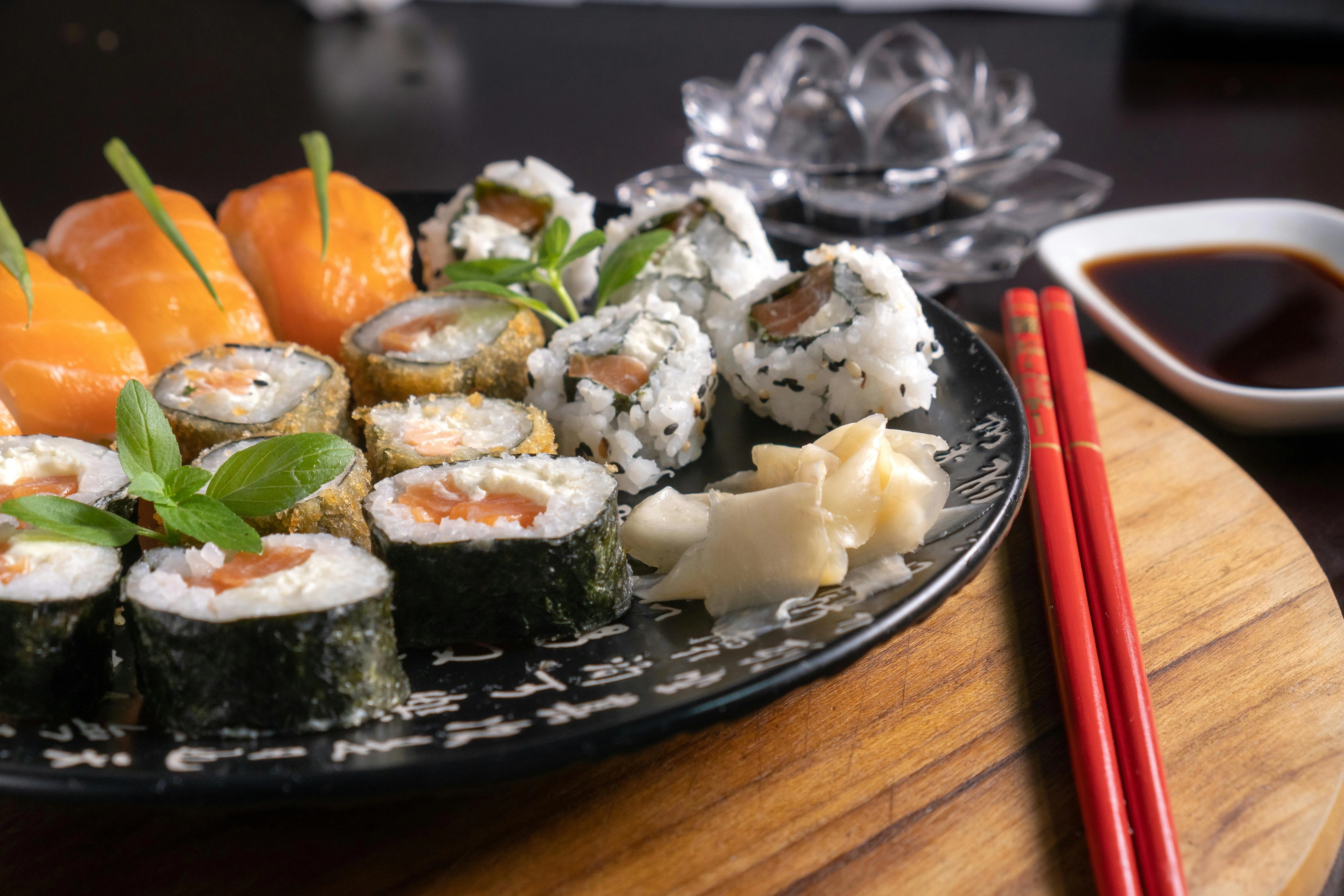 Verschiedene Sushi Rollen Auf Teller