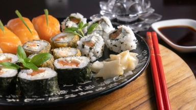 Verschiedene Sushi Rollen Auf Teller