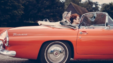 Paar, Das Roten Ford Thunderbird Während Des Tages Reitet
