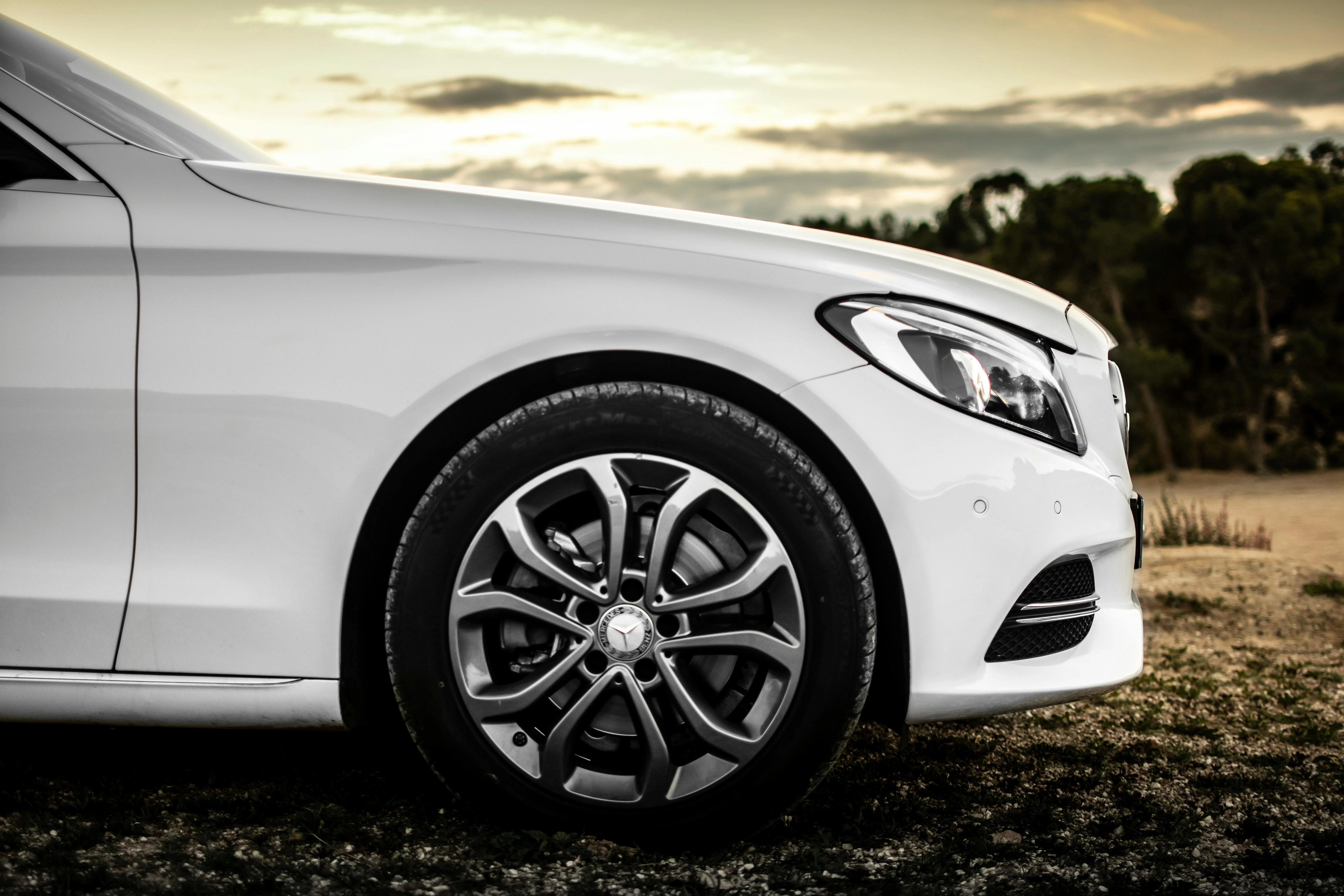 Weißes Mercedes Benz Auto