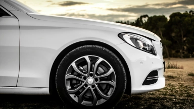Weißes Mercedes Benz Auto