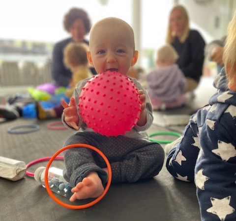 Baby beim Spielen mit Ball