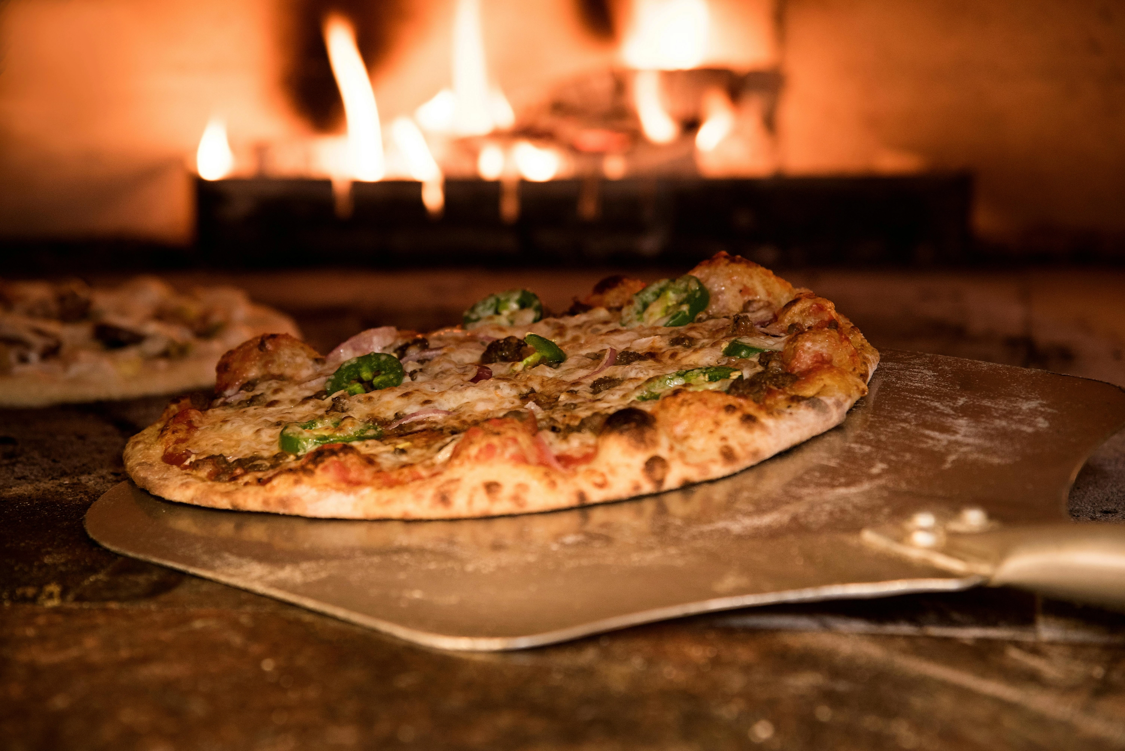 Gebackene Pizza Auf Pizza Schälen Im Ofen