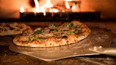 Gebackene Pizza Auf Pizza Schälen Im Ofen