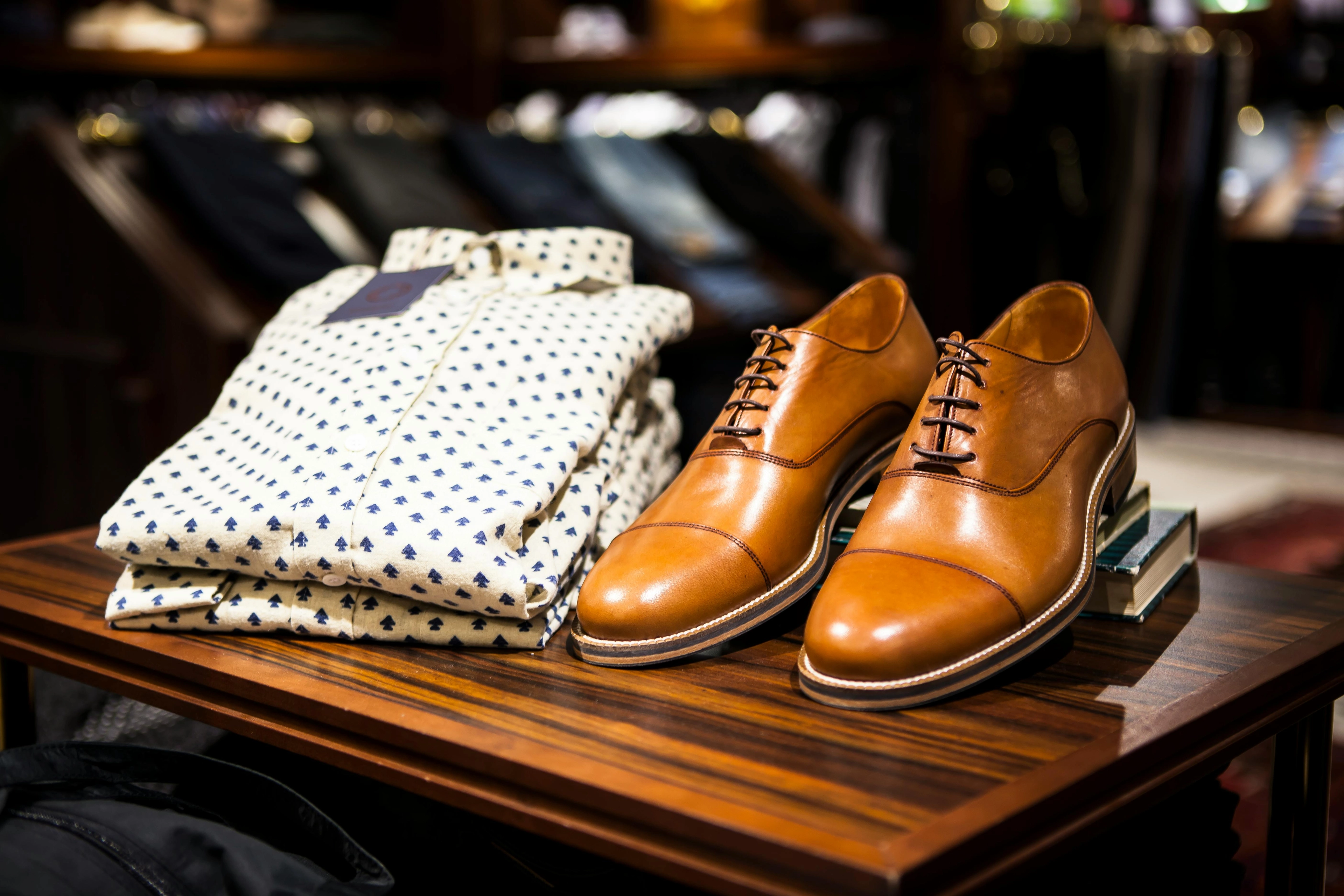 Paar Braune Leder Freizeitschuhe Auf Dem Tisch