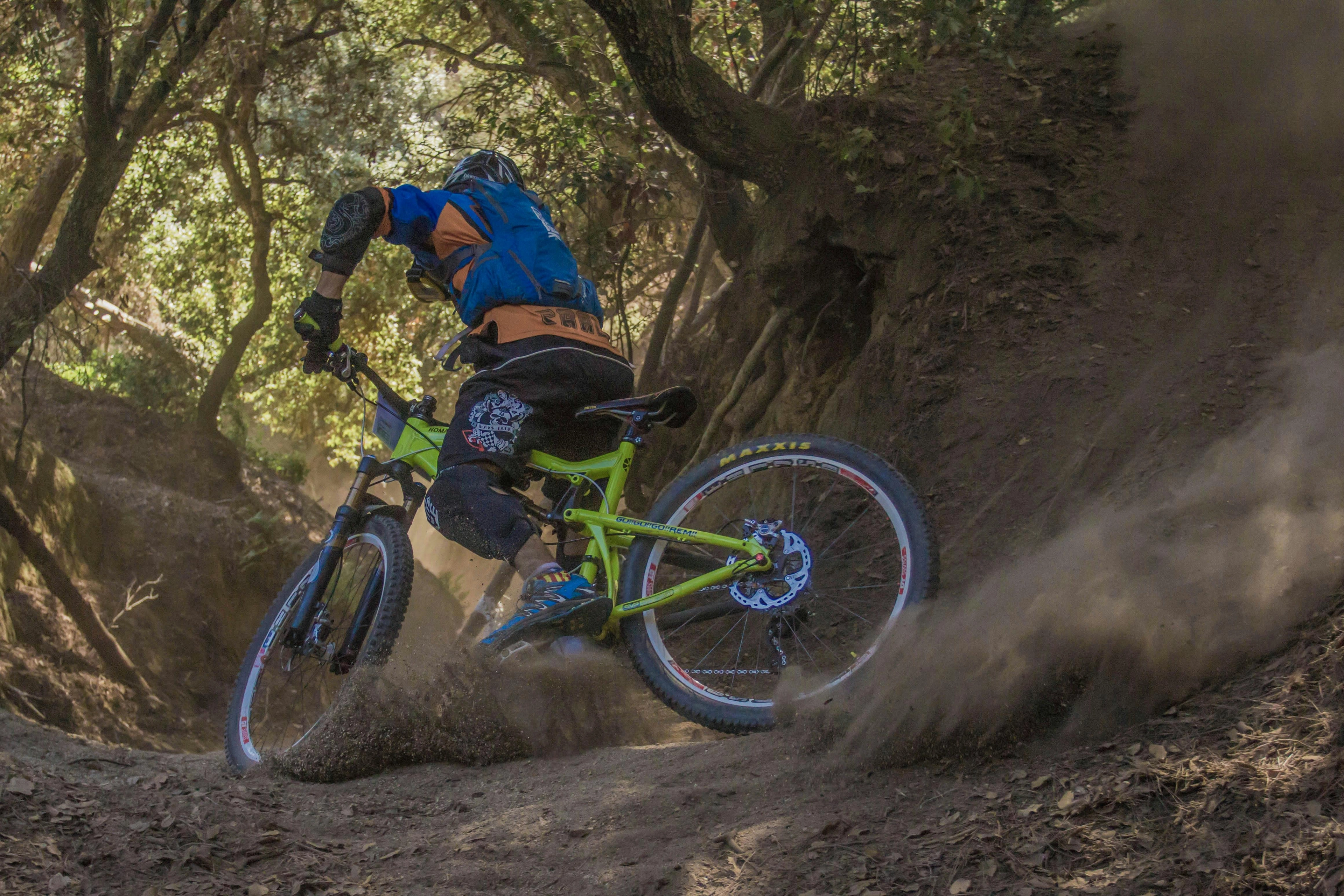 Mann In Der Schwarzen Und Orangefarbenen Fahrradreitjacke Mit Grünem Offroad Fahrrad