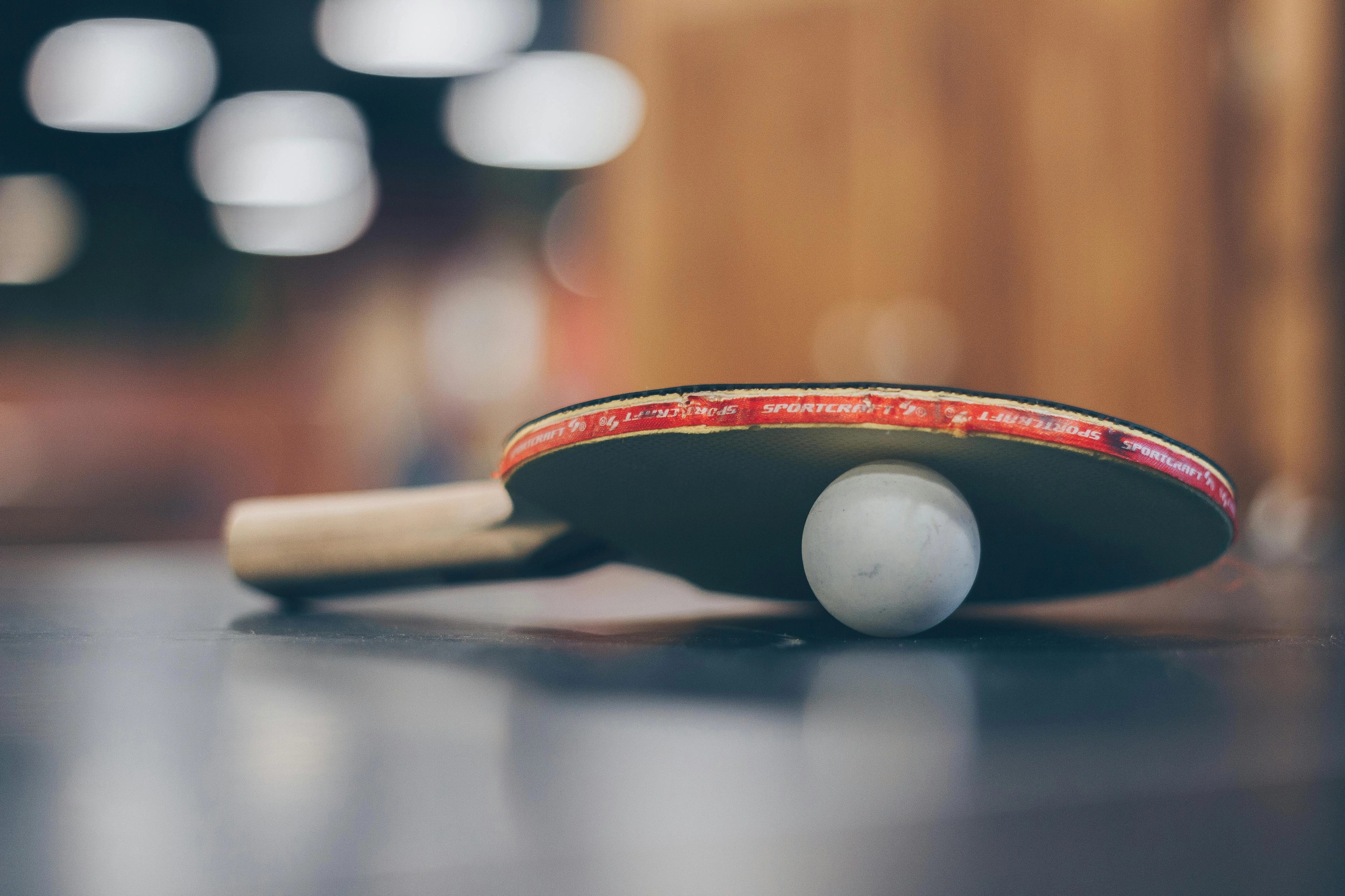 Selektives Fokusfoto Von Tischtennisball Und Tischtennisschläger