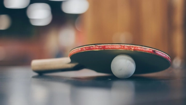 Selektives Fokusfoto Von Tischtennisball Und Tischtennisschläger