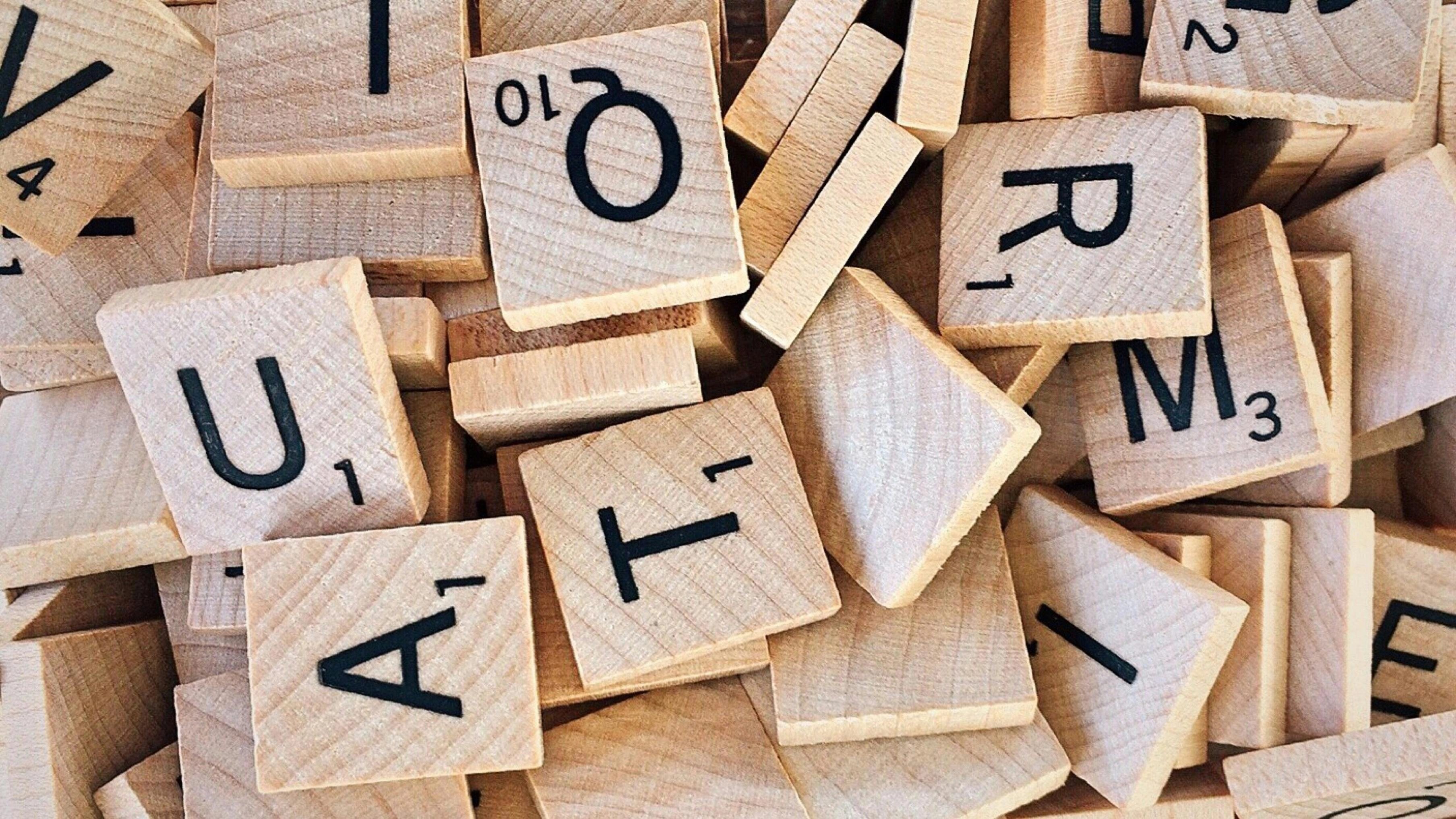 Stapel Von Scrabble Briefstücken