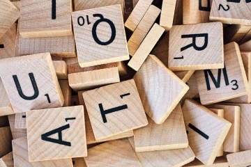 Stapel Von Scrabble Briefstücken