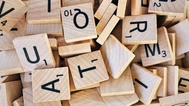 Stapel Von Scrabble Briefstücken
