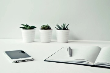Drei Weiße Keramiktöpfe Mit Grünen Blattpflanzen In Der Nähe Des Offenen Notizbuchs Mit Klickstift Oben