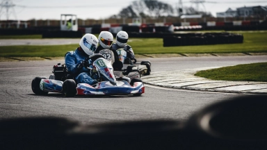 Drei Männer Fahren Auf Go Karts