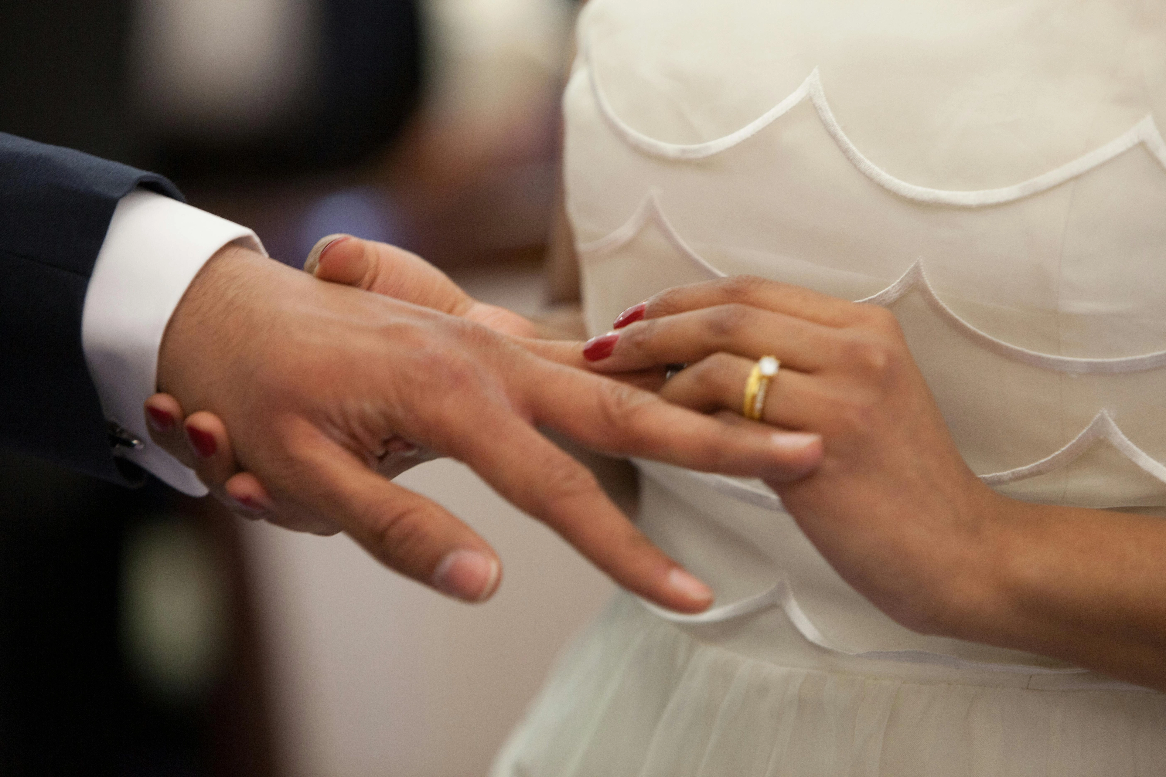 Braut, Die Einen Ring Auf Die Hand Des Bräutigams Legt