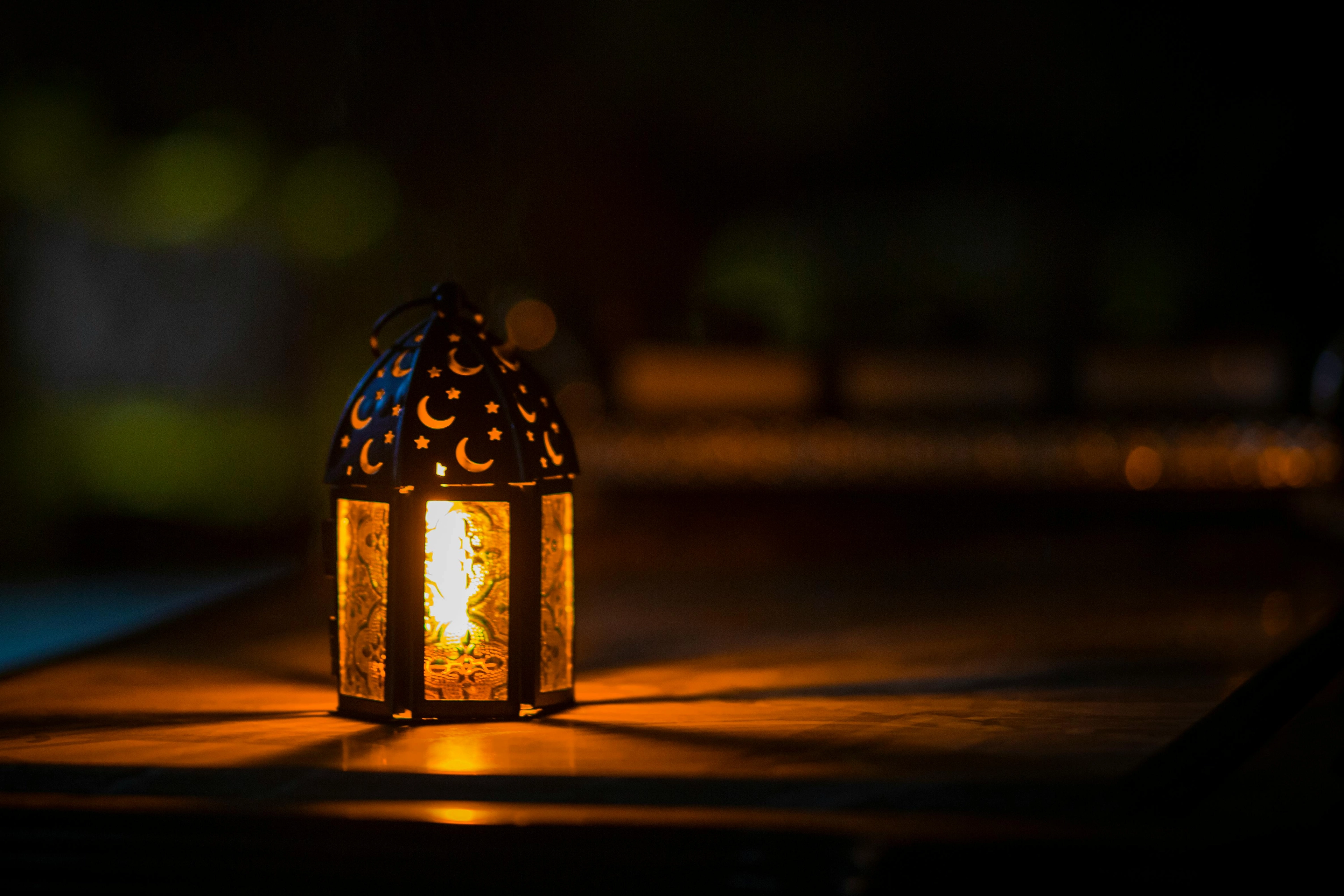 Braune Schreibtischlampe Auf Dem Tisch