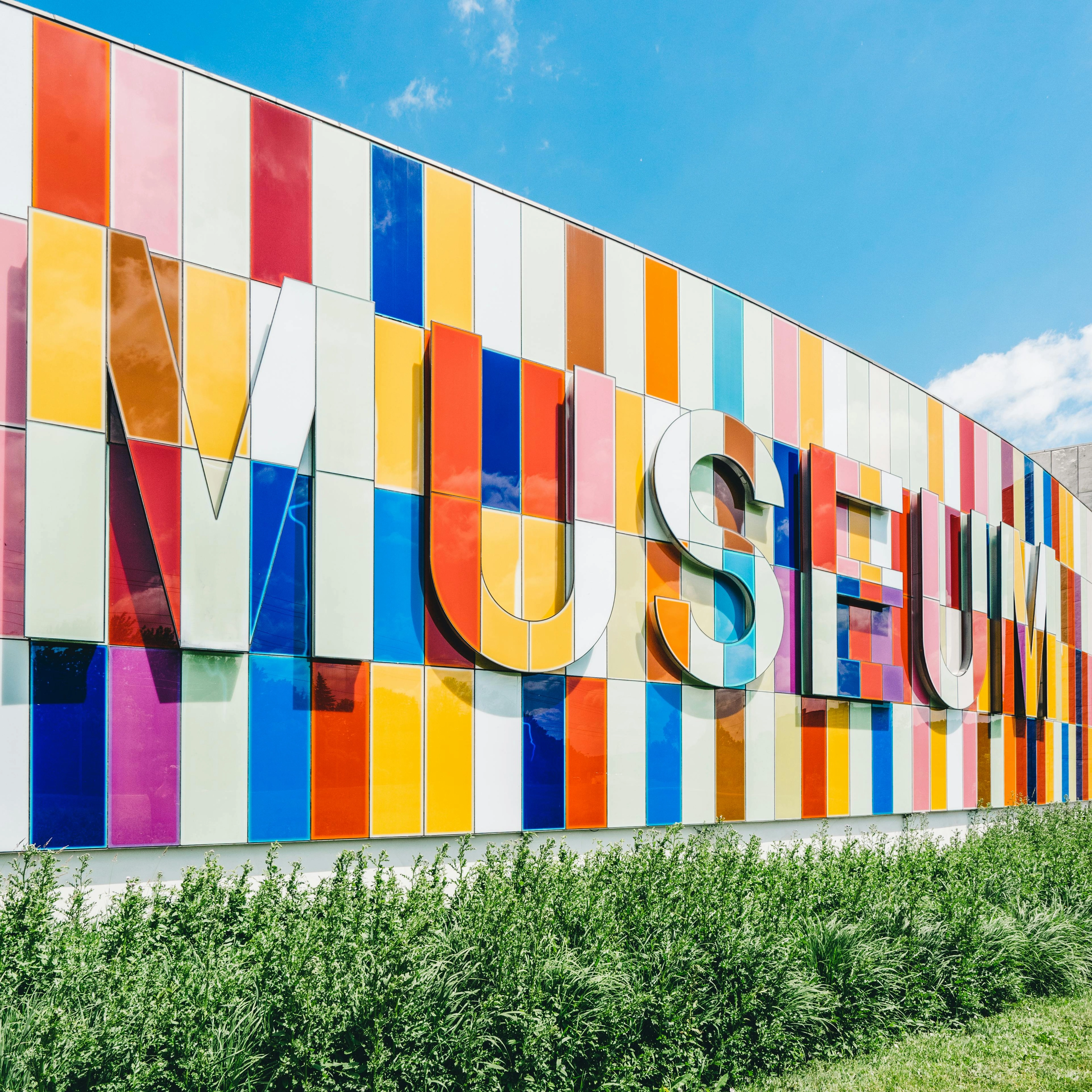 Mehrfarbiges Museumsschild