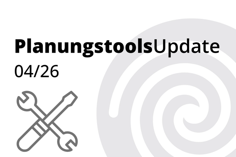Logo für ein Update zu Planungstools. Der Titel lautet "Planungstools Update" und das Datum ist "04/26". Ein einfaches Symbol mit einem Schraubenschlüssel und einem Schraubenzieher ist abgebildet. Der Hintergrund zeigt ein spiralförmiges Muster.