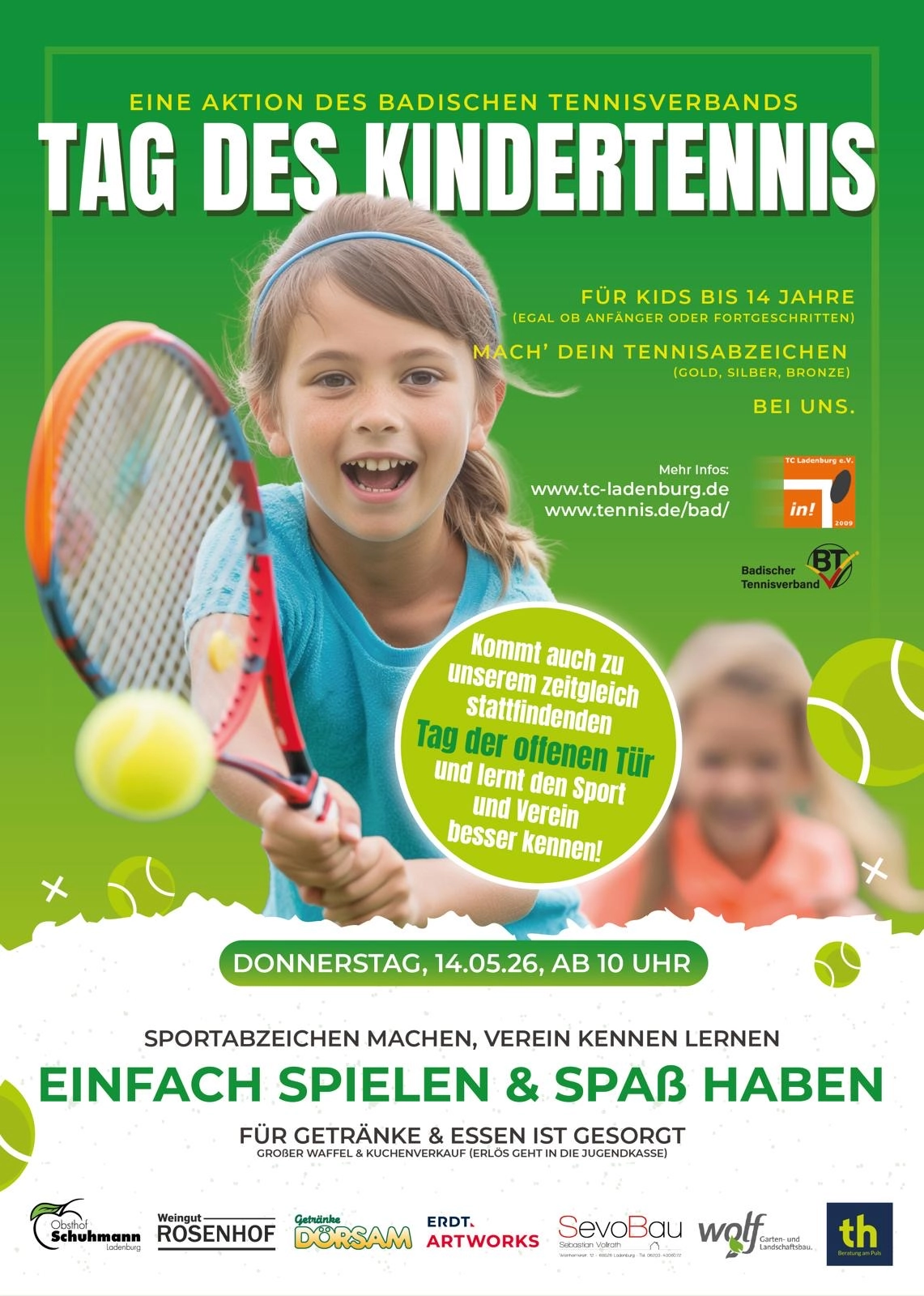 Grünes Veranstaltungsplakat 'Tag des KinderTennis' mit einem lächelnden Mädchen, Tennisschläger und Veranstaltungsinformationen.