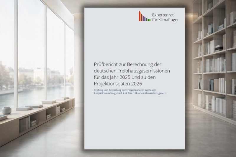 Ein Dokument mit dem Titel "Prüfbericht zur Berechnung der deutschen Treibhausgasemissionen für das Jahr 2025 und zu den Projektdaten 2026" ist im Vordergrund. Das Logo des "Expertentrat für Klimafragen" ist oben rechts sichtbar. Hintergrund: Ein Raum mit einem Fenster und Regalen.