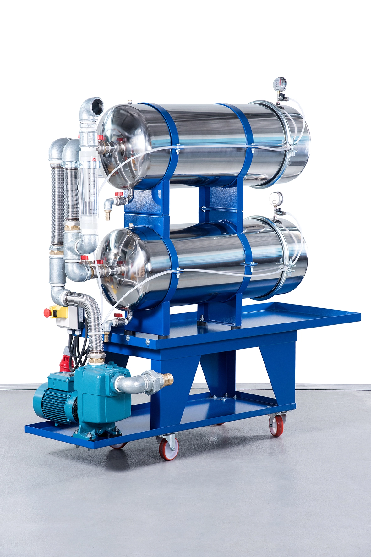 Zweistöckige industrielle Anlage mit zwei horizontalen Edelstahlbehältern auf blauem Gestell, Pumpe, Rohrleitungen und Rädern.