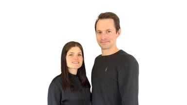 Natalie Reidenbach und Philipp Janson, Geschäftsführer der FokusM GmbH, abgebildet. FokusM bietet externe kaufmännische Leitung und Unternehmensentwicklung als Dienstleistung für KMU.