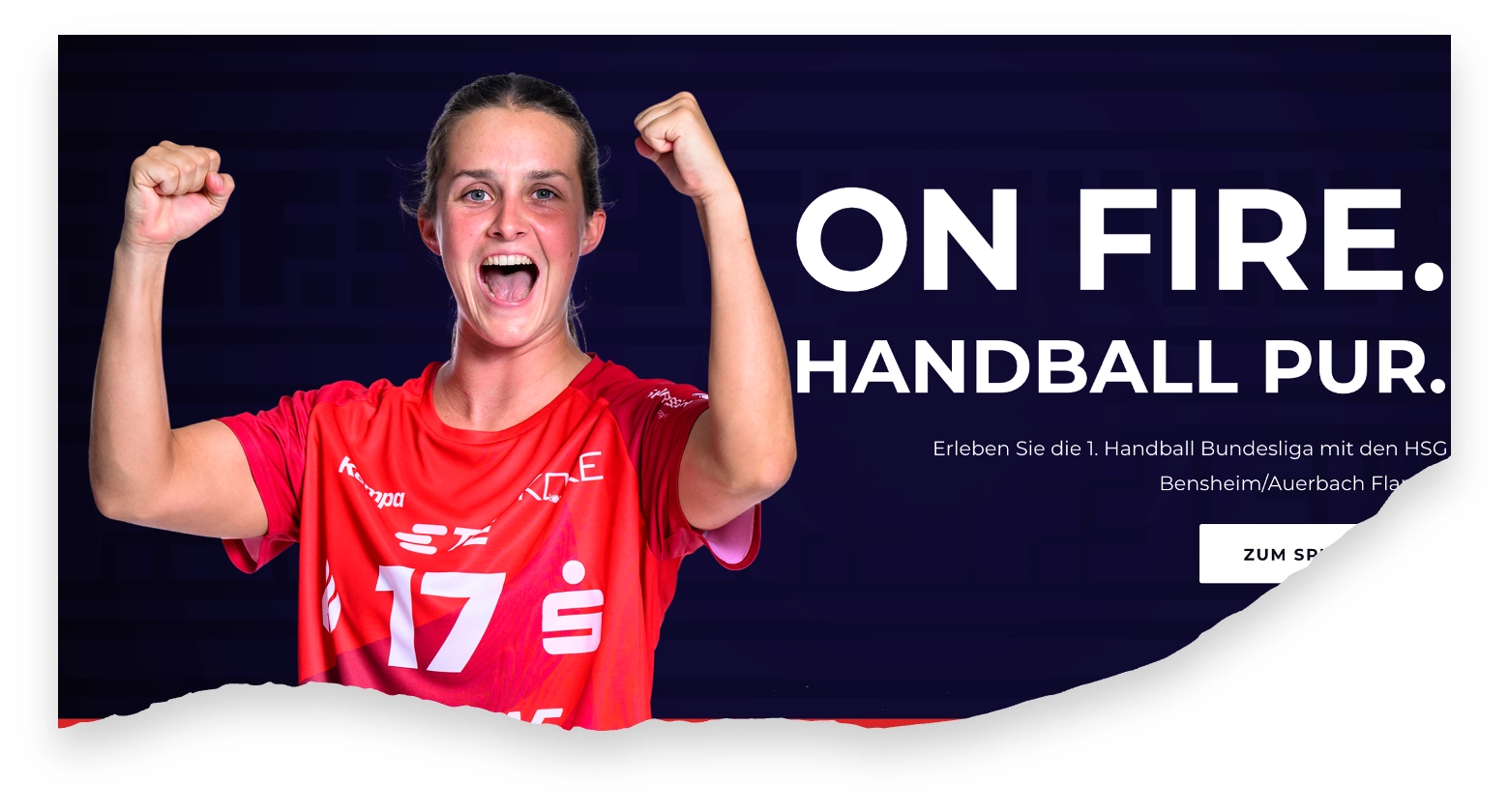 Jubelnde Handballspielerin im roten Trikot (Nr. 17) mit erhobenen Armen vor dunkelblauem Hintergrund und dem Schriftzug ‚ON FIRE. HANDBALL PUR.‘