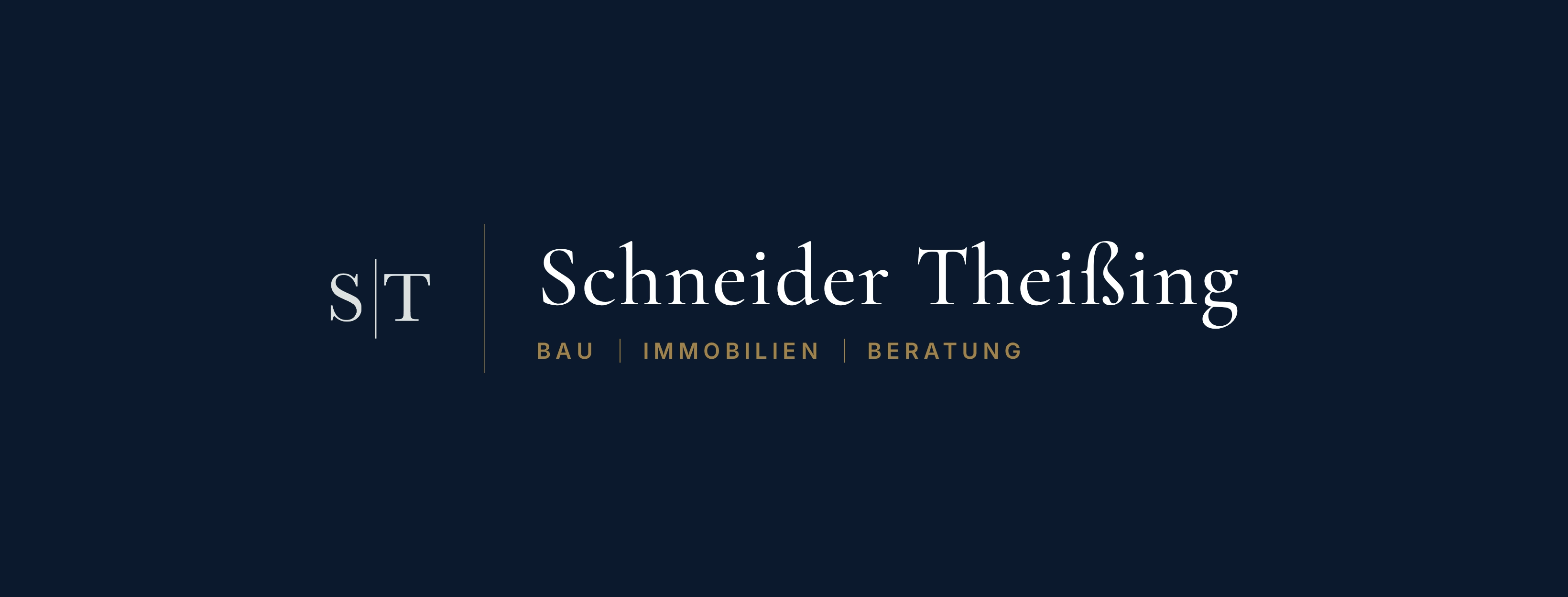 Dunkelblauer Banner mit Logo 'S|T' links und der Schrift 'Schneider Theissing' sowie dem Text 'Bau | Immobilien | Beratung'.