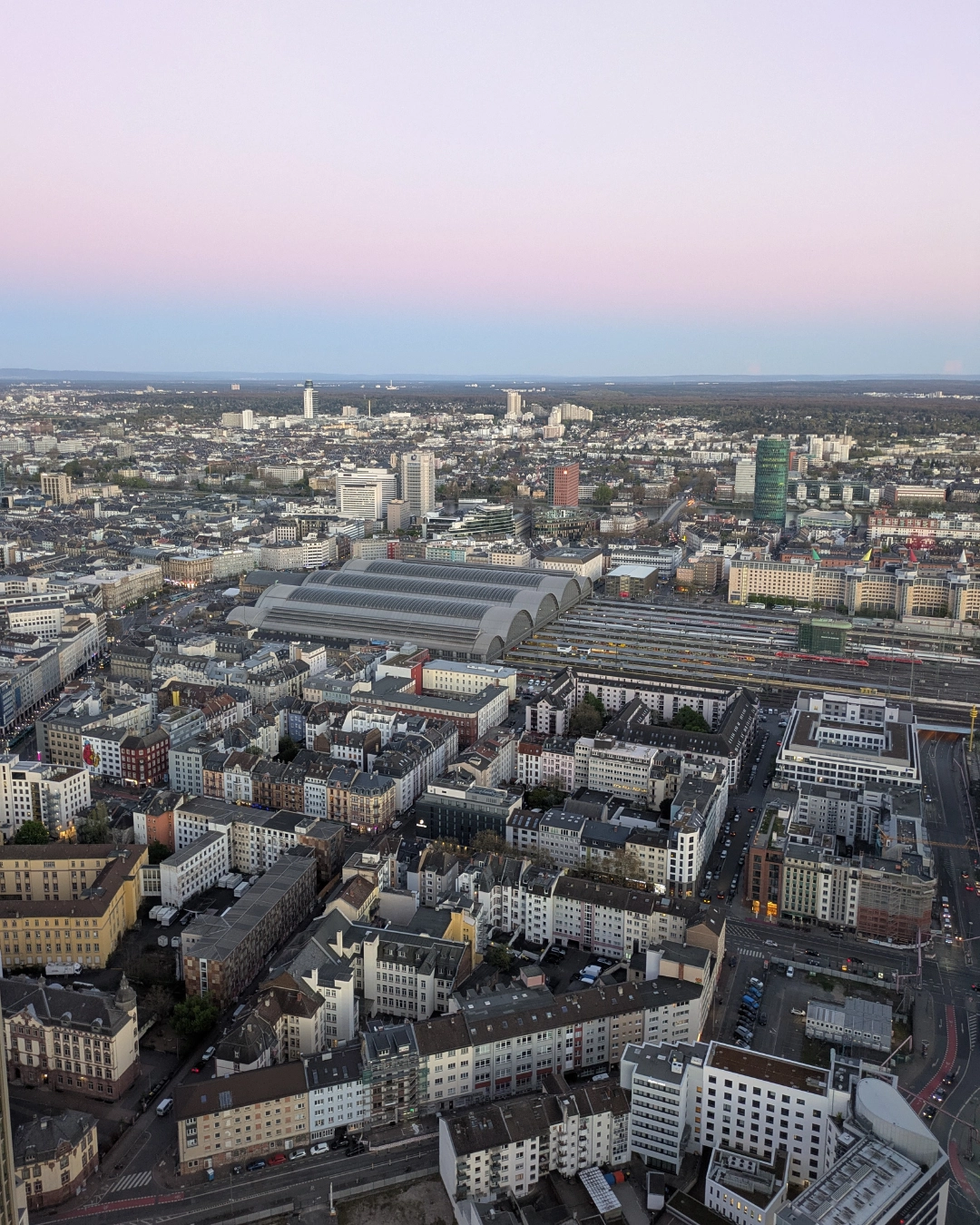 Blick auf die Stadt Frankfurt und das Bahnhofsviertel