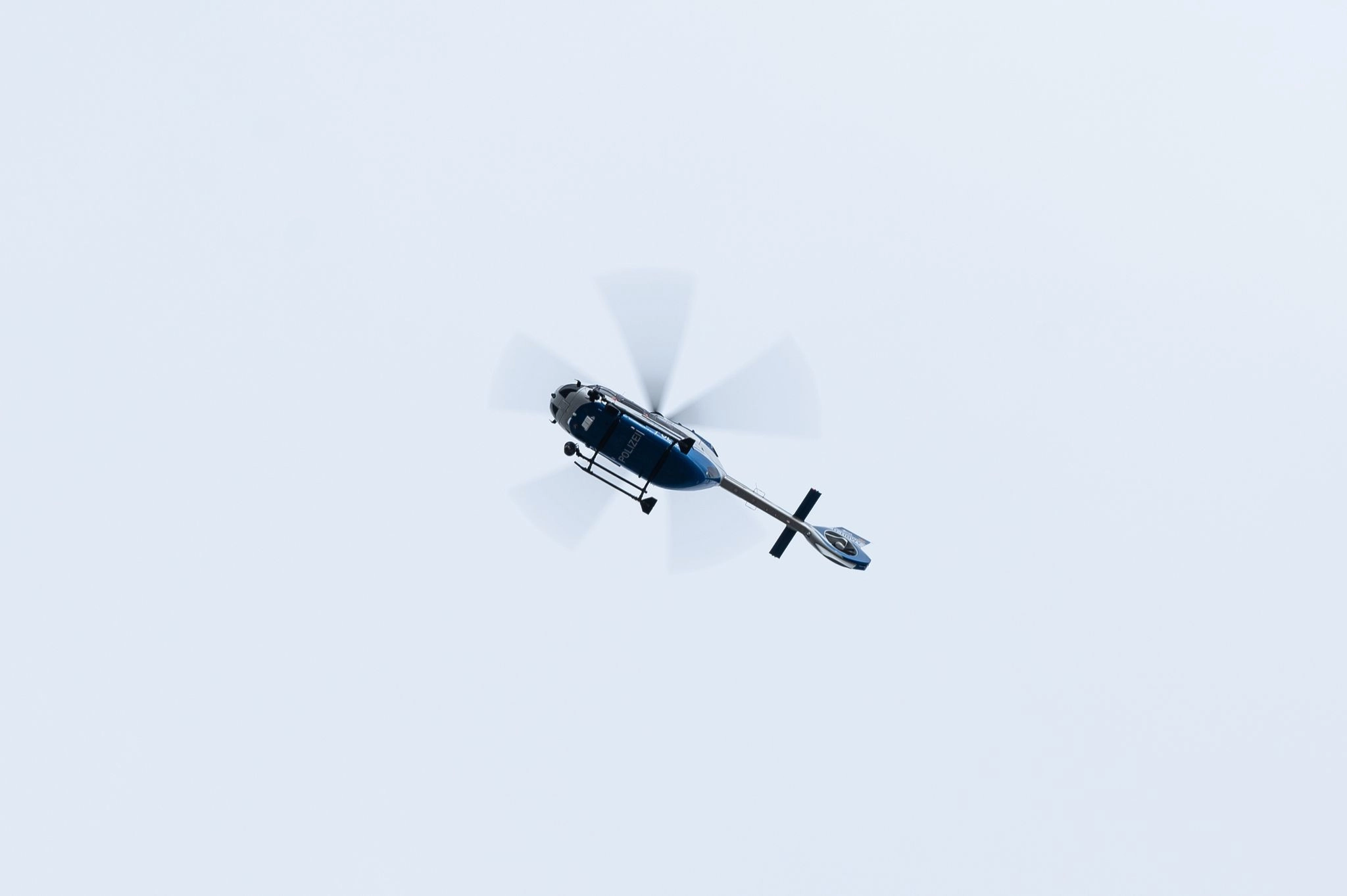 Ein Polizeihubschrauber hat einen männlichen Leichnam am Fluss Dreisam gefunden. (Symbolbild)