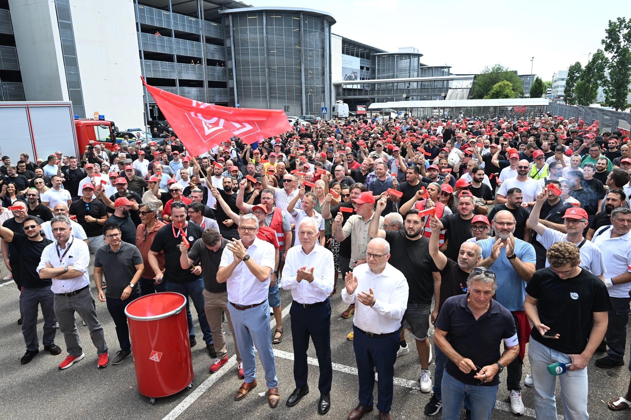 Es gibt Protest für die Erhaltung des Audi-Werks in Neckarsulm.