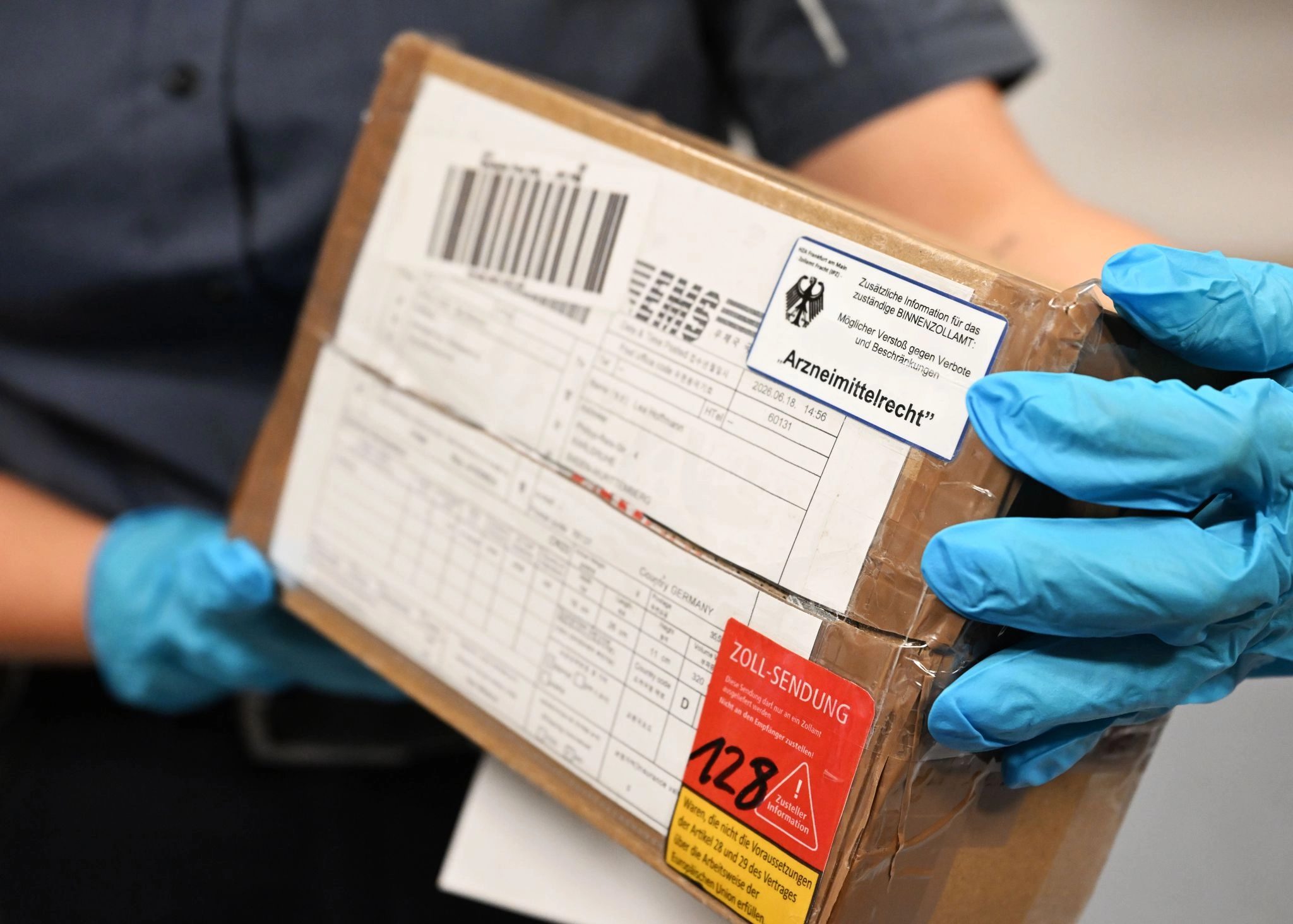 Der Zoll fischt immer wieder vermeintliche Arzneimittel aus der Post. 