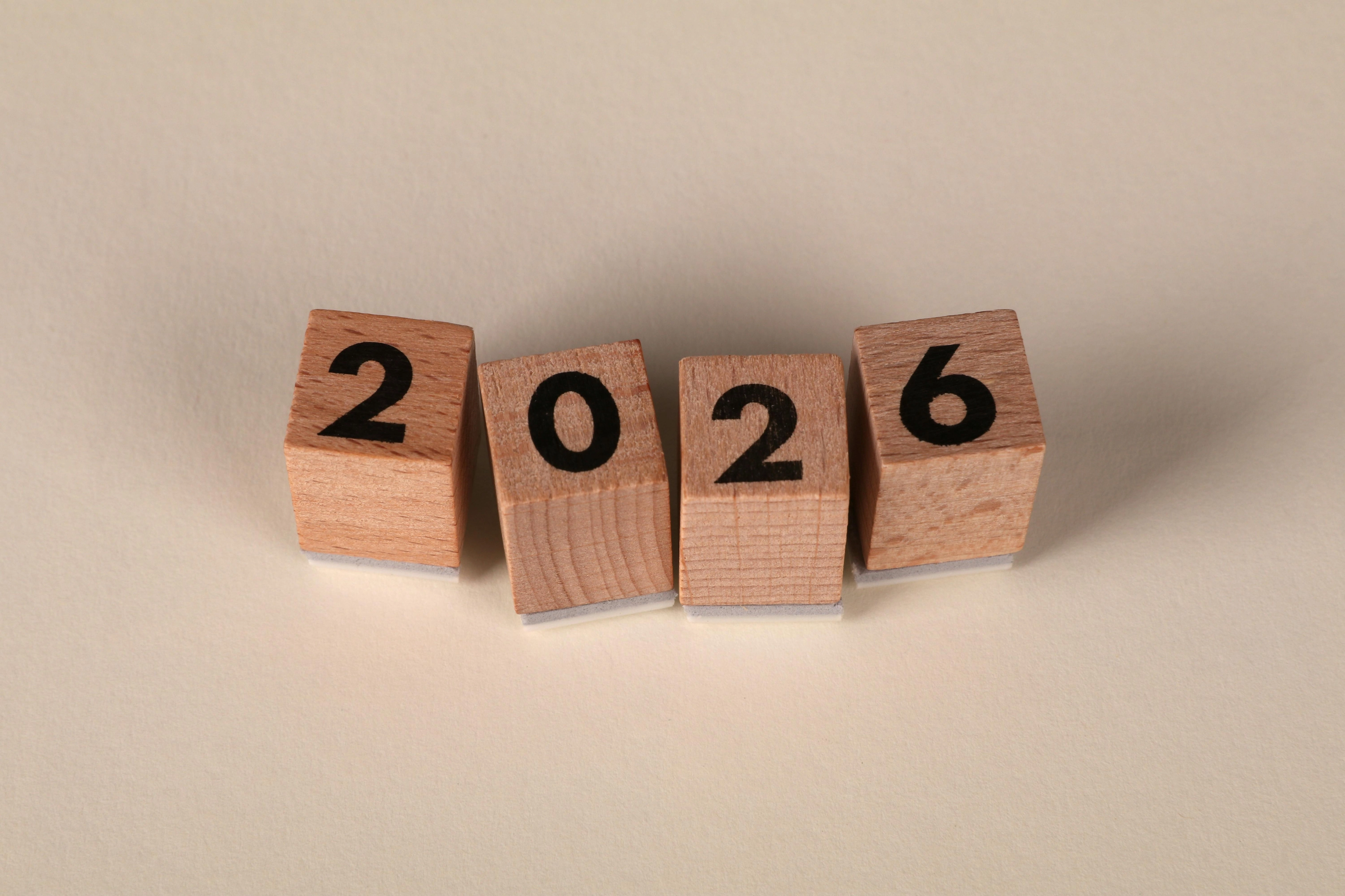 Holzwürfel bilden auf neutralem Hintergrund das Jahr 2026.