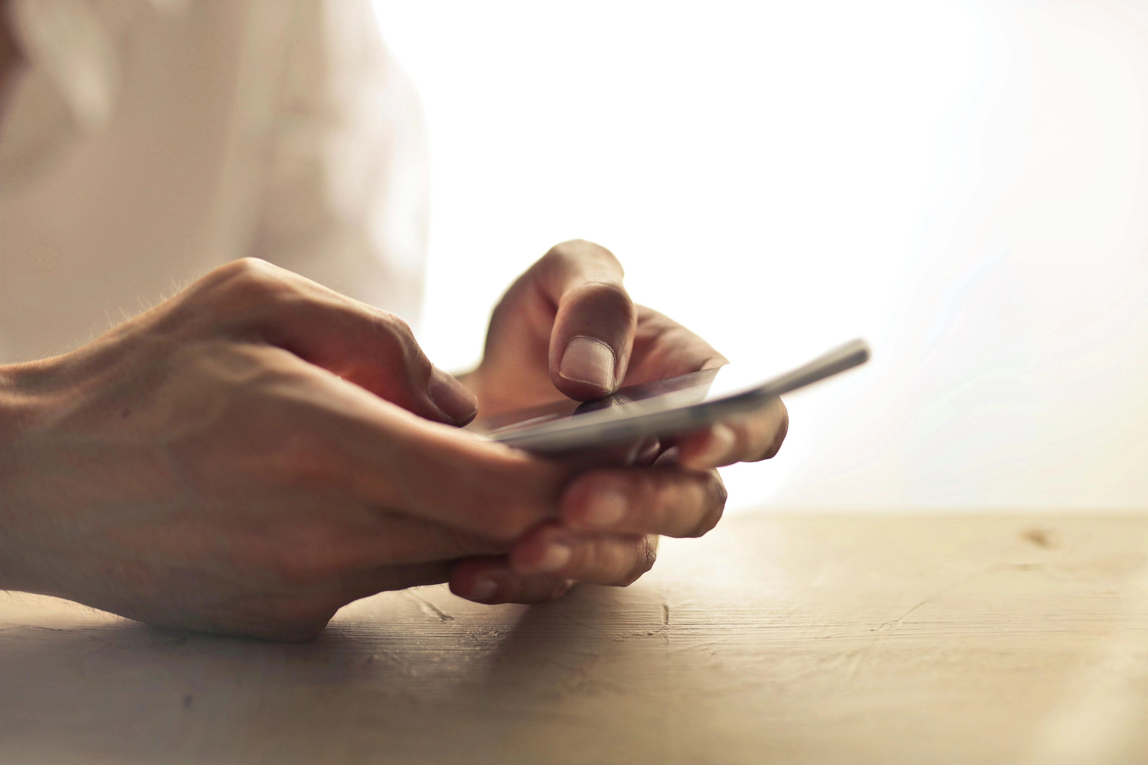 Person Mit Smartphone