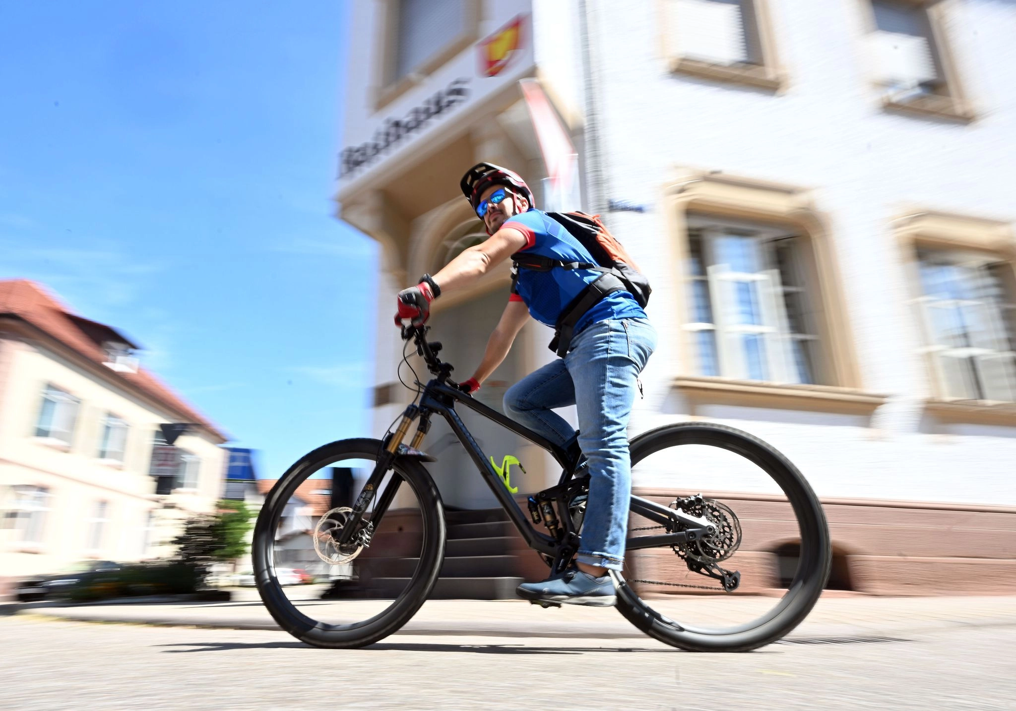 Bürgermeister Sascha-Felipe Hottinger ist selbst oft mit dem Rad unterwegs.