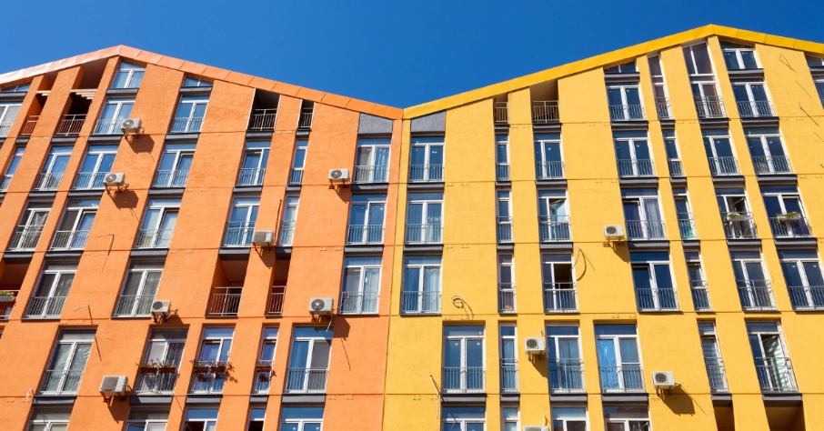 Die Nachfrage nach Klimaanlagen steigt. Das Bild zeigt die Außeneinheiten von Klima-Split-Anlagen an einer Hausfassade.