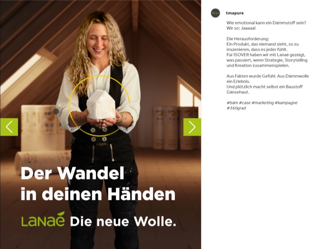 Frau in einem ausgebauten Dachboden hält ein kleines Stück Dämmwolle in Form eines Hauses; Werbetext ‚Der Wandel in deinen Händen‘.