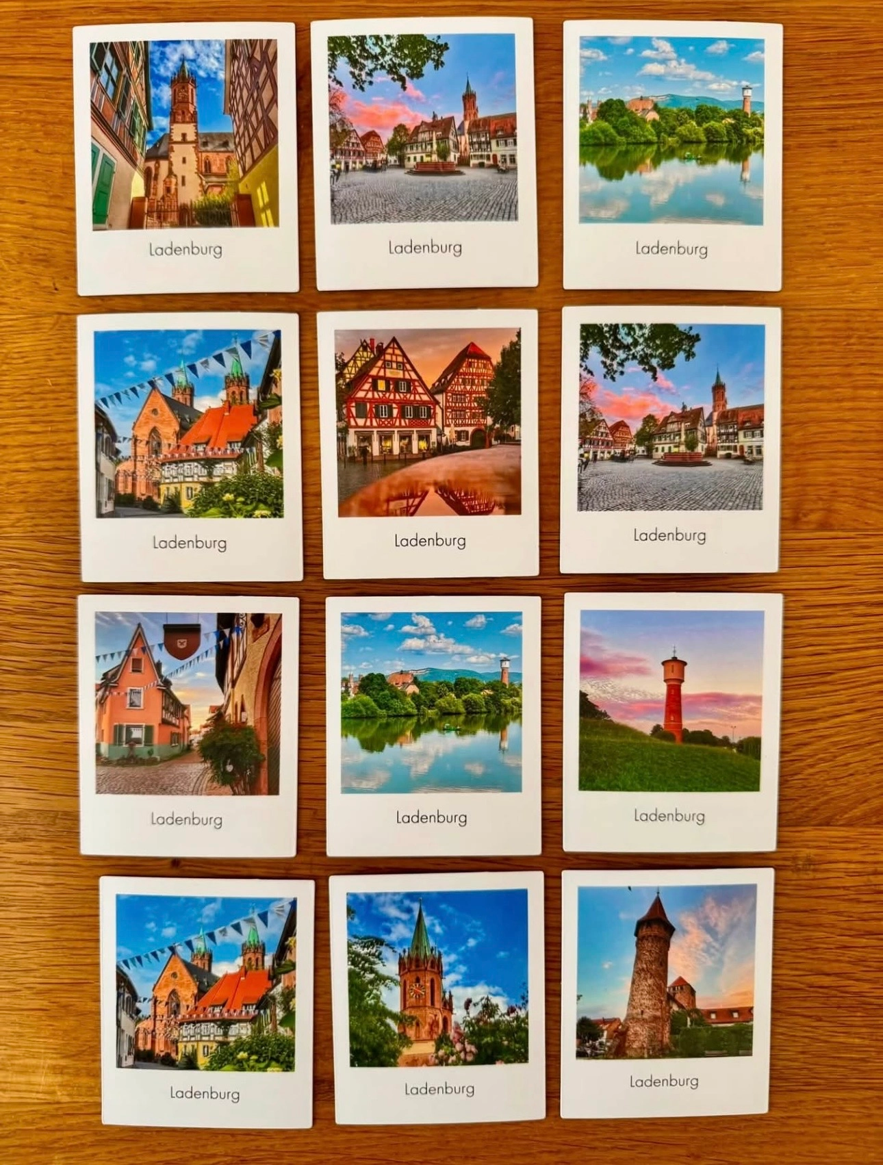 Zwölf quadratische Postkarten mit Ansichten von Ladenburg, in einem 4x3-Raster auf einem Holzuntergrund gelegt.