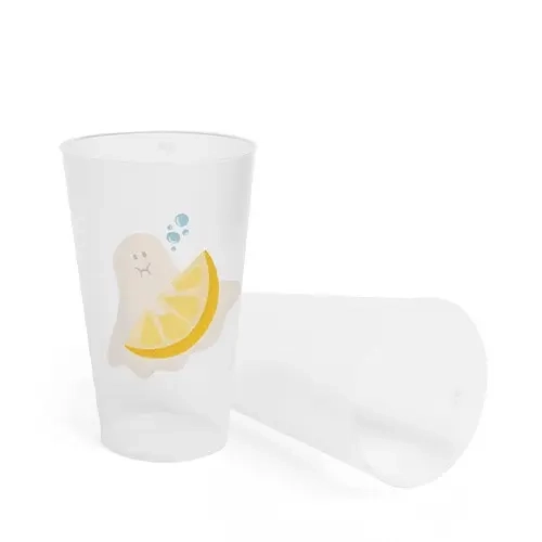 Zwei durchsichtige Plastikbecher, einer steht mit Aufdruck einer niedlichen Robbe, die eine Zitronenscheibe hält, der andere liegt daneben.