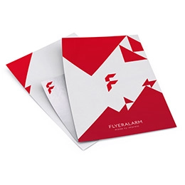 Zwei gedruckte Flyer/Broschüren mit rotem und weißem geometrischem Design und Flyeralarm-Logo.