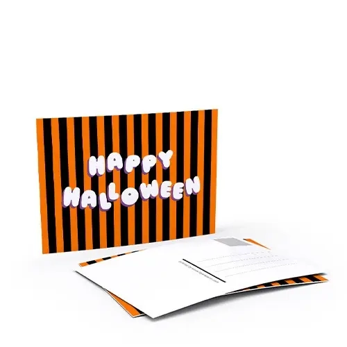 Halloween-Postkarte mit orange-schwarzen Streifen und weißem 'Happy Halloween'-Schriftzug, Vorder- und Rückseite sichtbar.