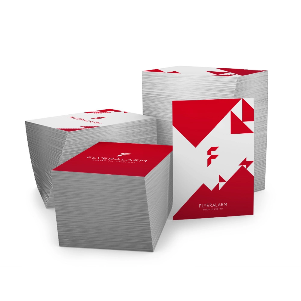 Mehrere Stapel gedruckter Flyer mit rot-weißem Layout und FLYERALARM-Logo.