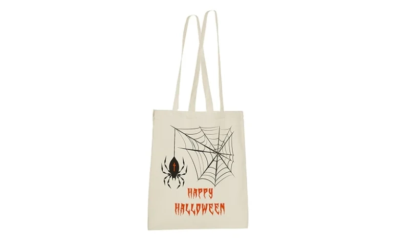 Beige Baumwolltasche mit Spinnennetz, schwarzer Spinne und dem Aufdruck "Happy Halloween".
