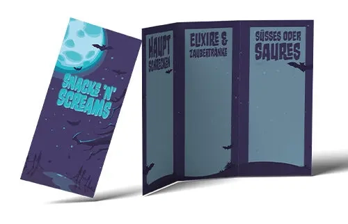 Dreiteiliges, Halloween‑inspiriertes Menü/Prospekt mit Mond, Fledermäusen und Überschriften wie 'Snacks 'n' Screams', 'Hauptspeisen', 'Elixire & Zaubertränke' und 'Süßes oder Saures'.