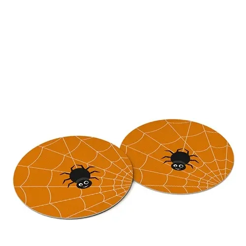 Zwei runde orange Untersetzer mit weißem Spinnennetz-Muster und schwarzen Cartoon-Spinnen.