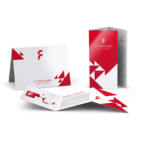 Fotorealistisches Mockup von gefalteten Flyern und Karten mit rotem-weißem geometrischem Design und FLYERALARM-Logo.