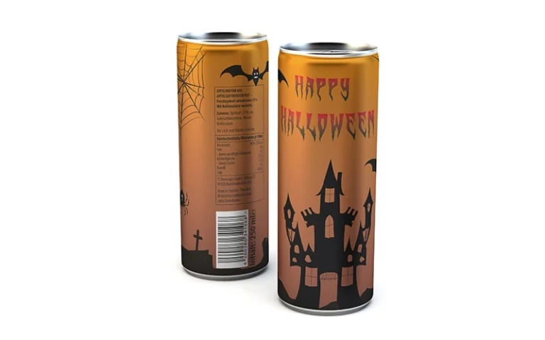 Zwei orangefarbene Getränkedosen mit Halloween-Motiv: schwarzes Spukschloss, Fledermäuse, Spinnennetz und der Schriftzug 'Happy Halloween'.